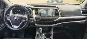 Toyota Highlander XLE 4dr SUV AWD (3.5L 6cyl 6A) 2014 Silver