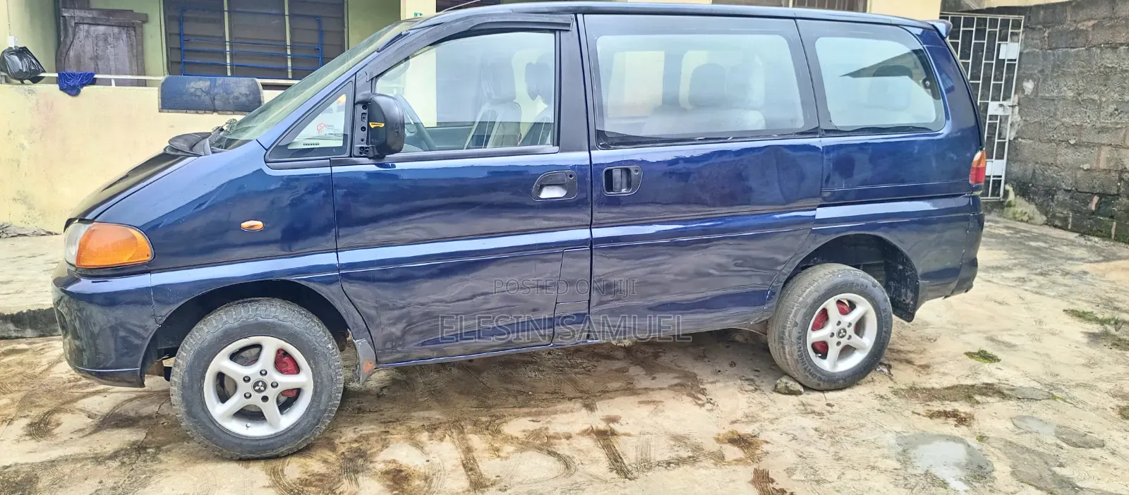 Mitsubishi L300 2000 Blue
