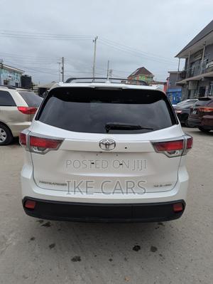 Toyota Highlander XLE 4dr SUV AWD (3.5L 6cyl 6A) 2015 White