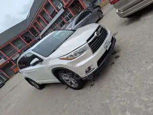 Toyota Highlander XLE 4dr SUV AWD (3.5L 6cyl 6A) 2015 White