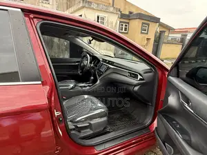 Toyota Camry SE FWD (2.5L 4cyl 8AM) 2018 Burgundy