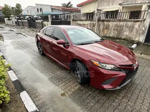 Toyota Camry SE FWD (2.5L 4cyl 8AM) 2018 Burgundy
