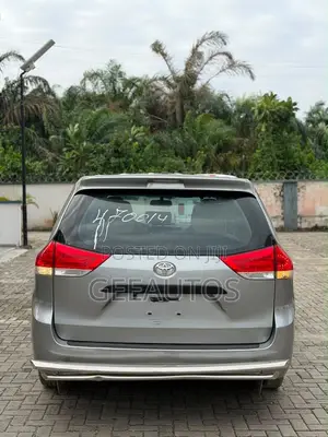 Toyota Sienna Limited 7-Passenger 4dr Minivan (3.5L 6cyl 6A) 2014