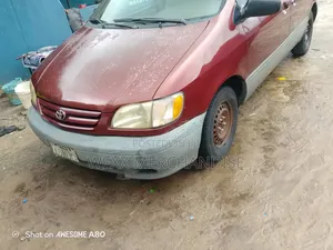 Toyota Sienna LE 2003 Red