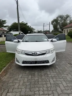 Toyota Camry XLE 4dr Sedan (2.5L 4cyl 6A) 2014 White