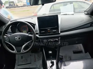 Toyota Yaris L Hatchback 5dr 2016 Silver