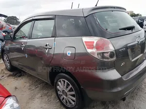 Toyota Matrix Hatchback FWD (1.8L 4cyl 5M) 2007 Gray