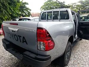 New Toyota Hilux 2025 Gray
