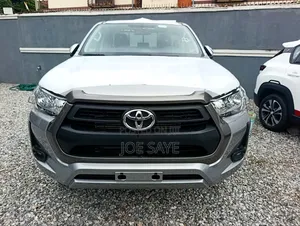 New Toyota Hilux 2025 Gray