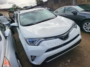Toyota RAV4 Limited 4dr SUV (2.5L 4cyl 6A) 2018 White