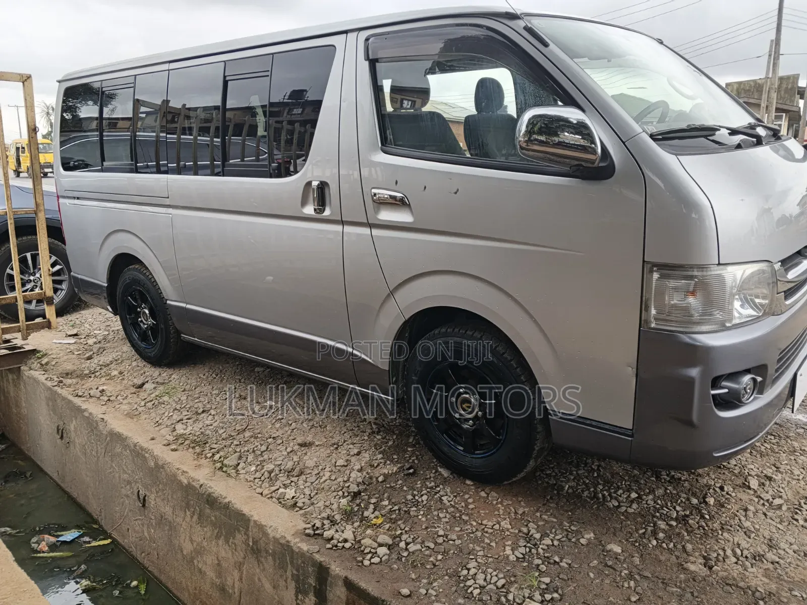 Toyota HiAce 2010 Silver