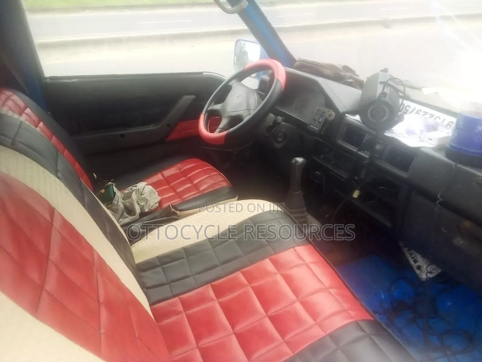 Mitsubishi L300 1981 Blue