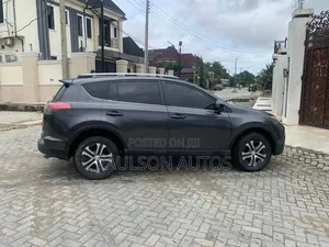 Toyota RAV4 XLE 4dr SUV (2.5L 4cyl 6A) 2018 Gray
