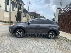 Toyota RAV4 XLE 4dr SUV (2.5L 4cyl 6A) 2018 Gray