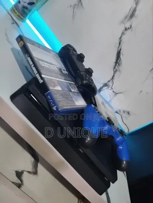 PS 4 Slim With 2 Pads and 2 Games