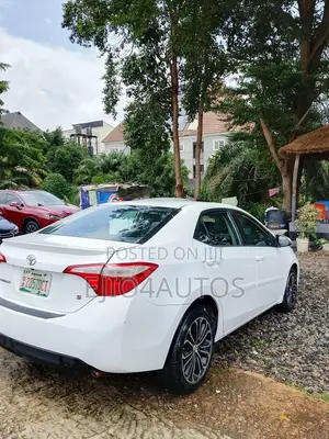 Toyota Corolla S Premium 4dr Sedan (1.8L 4cyl CVT) 2015 White