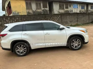 Toyota Highlander XLE 4dr SUV AWD (3.5L 6cyl 6A) 2015 White