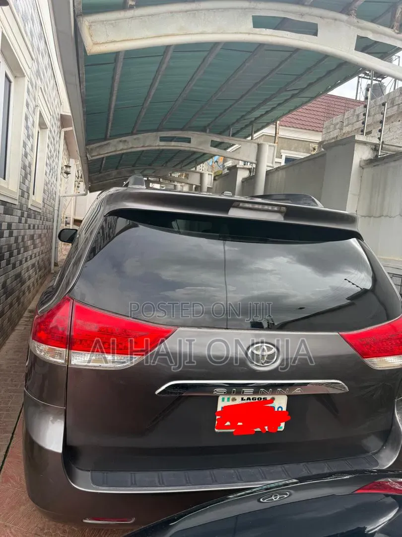 Toyota Sienna 2011 Gray
