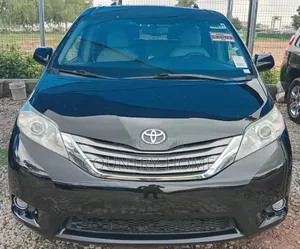 Toyota Sienna XLE 7 Passenger Auto Access Seat (3.5L 6cyl 6A) 2016