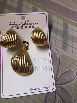 Title: Gold-Tone Ribbed Jewelry Set – Elegant Earrings Pendant