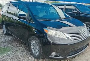 Toyota Sienna XLE 7 Passenger Auto Access Seat (3.5L 6cyl 6A) 2016