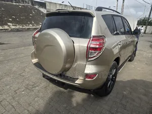 Toyota RAV4 2011 Gold