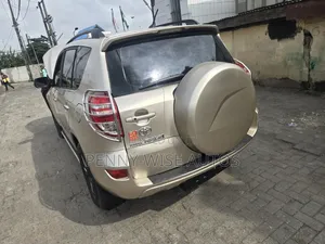 Toyota RAV4 2011 Gold