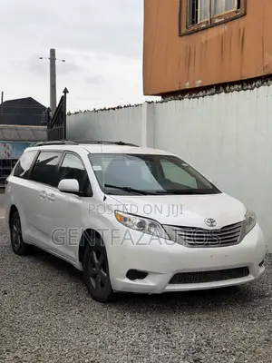 Toyota Sienna LE 7 Passenger 2012 White