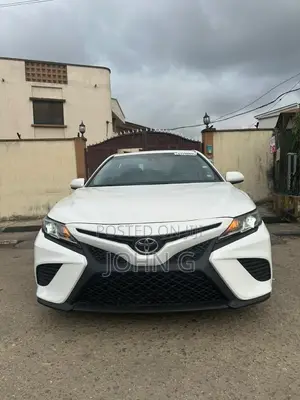 Toyota Camry SE FWD (2.5L 4cyl 8AM) 2018 White
