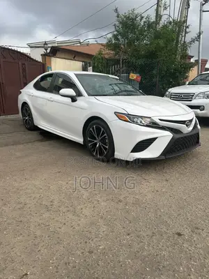 Toyota Camry SE FWD (2.5L 4cyl 8AM) 2018 White