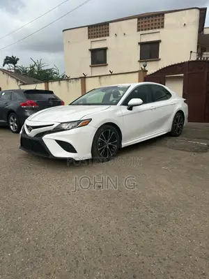 Toyota Camry SE FWD (2.5L 4cyl 8AM) 2018 White