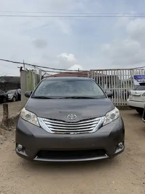 Toyota Sienna XLE Premium 8-Passenger 4dr Minivan (3.5L 6cyl 6A) 2015
