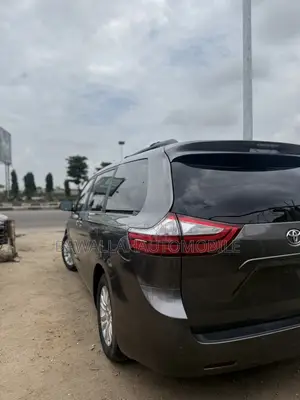 Toyota Sienna XLE Premium 8-Passenger 4dr Minivan (3.5L 6cyl 6A) 2015