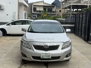 Toyota Corolla LE 4dr Sedan (1.8L 4cyl 4A) 2010 Silver