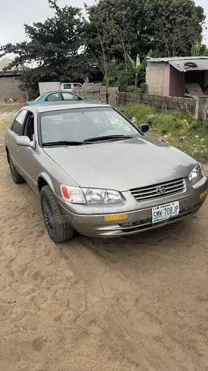 Toyota Camry LE V6 4dr Sedan (3.0L 6cyl 4A) 2001 Gold