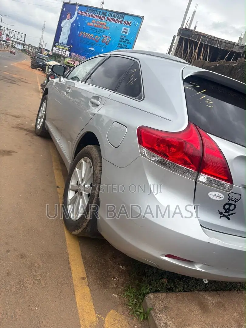 Toyota Venza LE 2011 Silver