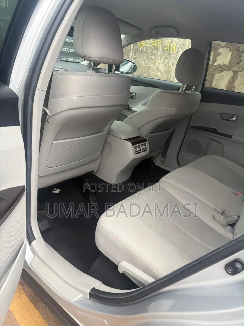 Toyota Venza LE 2011 Silver