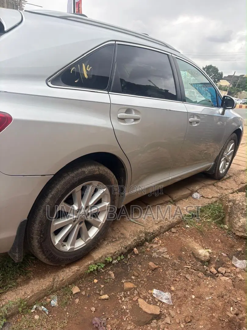 Toyota Venza LE 2011 Silver