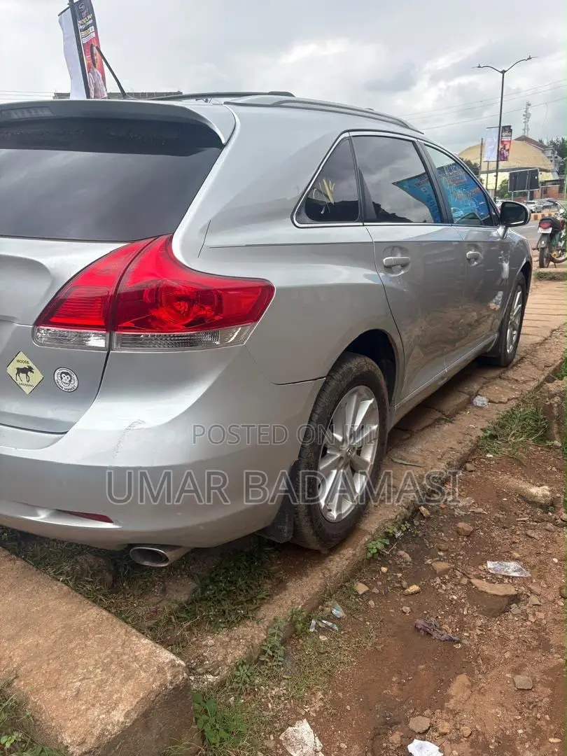 Toyota Venza LE 2011 Silver