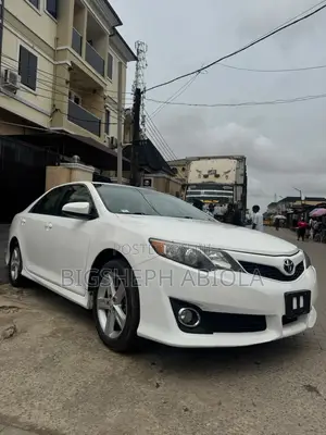 Toyota Camry SE 4dr Sedan (2.5L 4cyl 6A) 2013 White