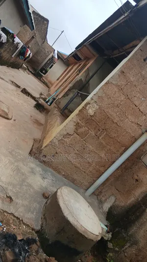 8bdrm Bungalow in Bodija Express, Ibadan for sale