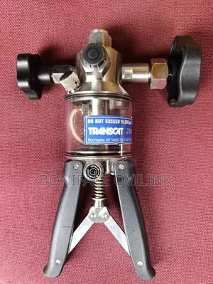 TRANSCAT Calibration Hand Pump 10,000 PSI (700 Bar)