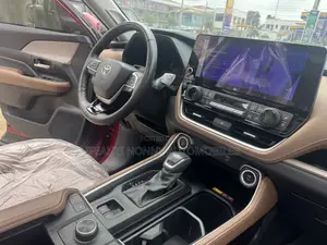 Toyota Highlander Platinum FWD 2024 Red