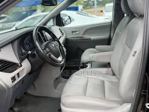 Toyota Sienna XLE 8 Passenger (3.5L 6cyl 6A) 2016 Black