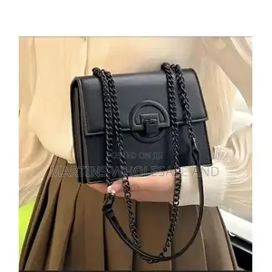 Stylish Black Mini Square Flap Shoulder Bag Featuring a Distinctive