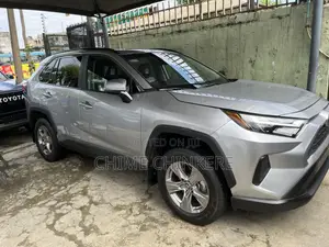 Toyota RAV4 XLE 2025 Silver