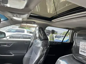 Toyota RAV4 XLE 2025 Silver