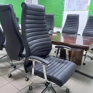 Executive Swivel Leather Office Chair.