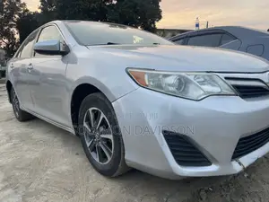Toyota Camry LE 4dr Sedan w/Prod. End 11/13 (2.5L 4cyl 6A) 2014 Silver