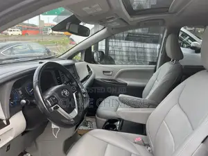Toyota Sienna XLE Premium AWD (3.5L 6cyl 8A) 2018 Black